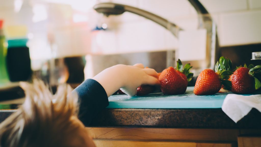 Готовить вместе с детьми: полезные игры на кухне